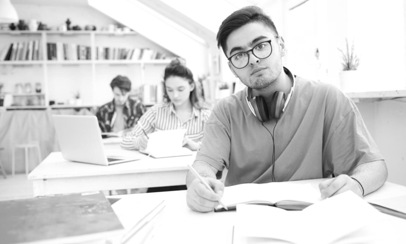 Réunion de partenaires sorelvantira discutant de stratégies financières collaboratives