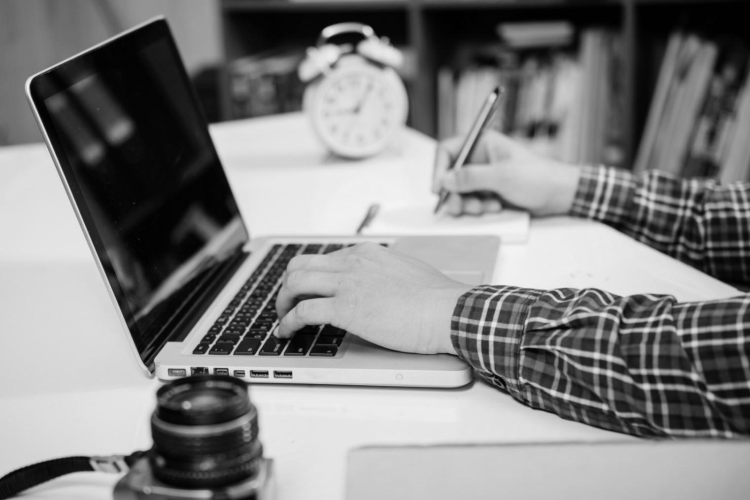 Personne analysant des données financières sur un écran d'ordinateur