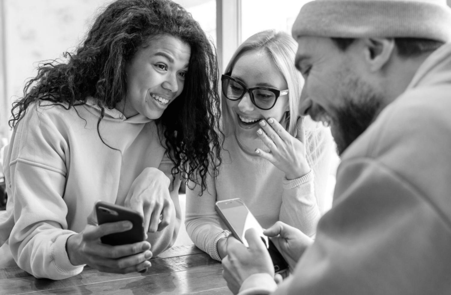 Équipe sorelvantira travaillant sur des stratégies budgétaires personnalisées